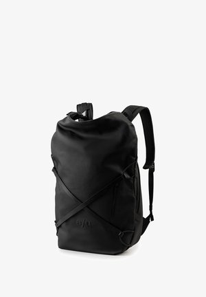 Schwarzer Rucksack aus wasserdichtem Material, mit verstellbaren Schulterriemen, einem oberen Griff und einer vorderen Reißverschlusstasche. Merkmale ein minimalistisches Design.