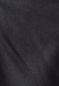 Černá texturovaná látka s jemným vzorem tkaní; rovnoměrně rozložené vlákna vytvářejí měkký matný povrch. Ideální pro různé textilní aplikace.