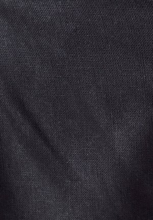 Schwarzer, texturierten Stoff mit einem subtilen Webmuster; gleichmäßig verteilte Fasern sorgen für ein weiches, mattes Finish. Ideal für verschiedene Textilanwendungen.