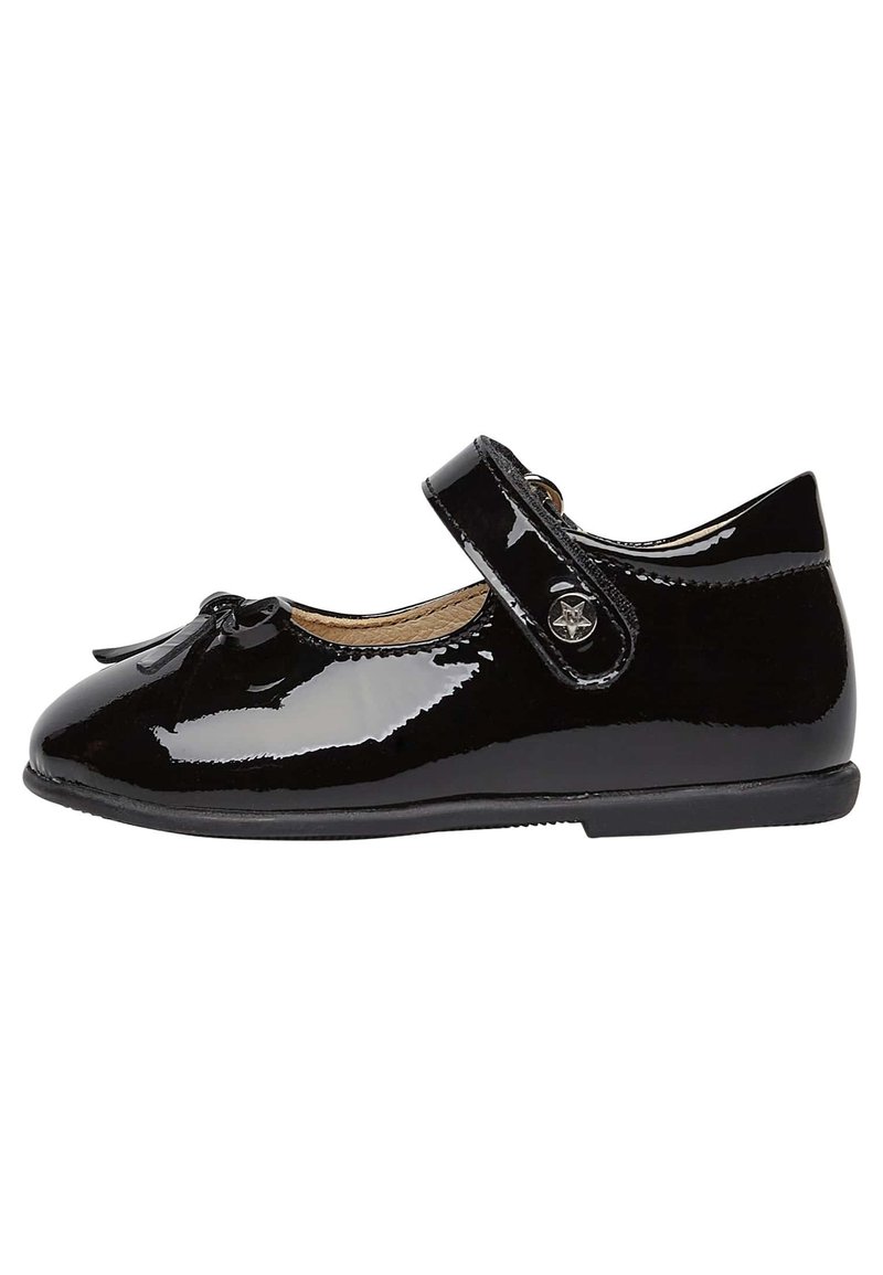 Zapato Mary Jane de charol negro con punta redonda, lazo decorativo y correa ajustable que presenta un botón metálico en forma de estrella.