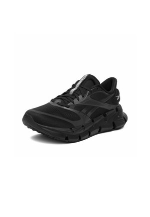 Schwarzer Sportschuh mit strukturierter Sohle, Mesh-Obermaterial, gepolstertem Kragen, Schnürsenkeln und dezentem Markenlogo an der Seite und Ferse.