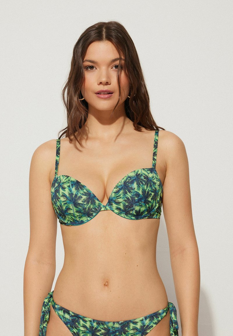 Bikini set s kosticemi s vzorem zelených palmových listů, tvarovanými košíčky, nastavovacími ramínky a odpovídajícím bokovým střihem na zavazování. Hladká textura.