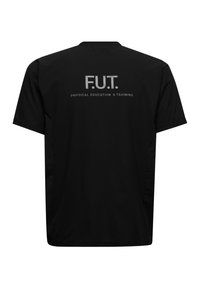 Svart idrottströja med korta ärmar, med en rundad halsringning. Tryckt grå text på baksidan som lyder "F.U.T. FYSISK UTRUSTNING & TRÄNING."