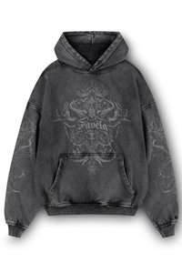 Hanorac negru supradimensionat din material de denim spălat, cu buzunar frontal, având un design grafic complicat de culoare gri și manșete și tiv cu dantelă.