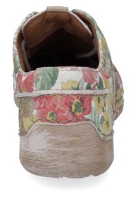 Scarpa a fantasia floreale nei colori rosa, giallo e verde. Materiale morbido e testurizzato con suola liscia beige e interno imbottito.