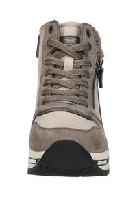Hoge sneakers van taupe suede en leer, ronde neus, textuurveters, zijrits en een zwarte rubberen zool. Verfraaid met zachte faux-bont voering.