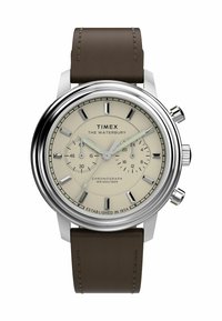 Montre chronographe Timex Waterbury avec un boîtier en acier inoxydable, un cadran beige, un bracelet en cuir marron et des index horaires bien visibles. Résistante à l'eau jusqu'à 50 m.