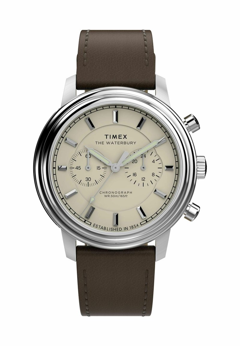 Montre chronographe Timex Waterbury avec un boîtier en acier inoxydable, un cadran beige, un bracelet en cuir marron et des index horaires bien visibles. Résistante à l'eau jusqu'à 50 m.