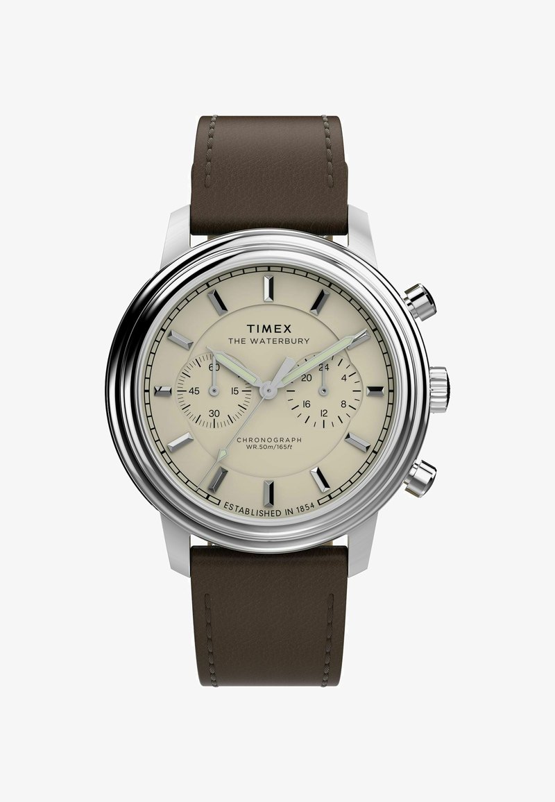Orologio cronografo Timex Waterbury con cassa argentata, quadrante beige, cinturino in pelle marrone e indicatori delle ore ben visibili. Resistente all'acqua fino a 50 metri.