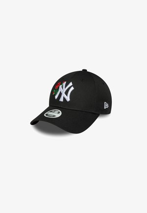 Schwarz gekappte Kappe aus Stoff mit gebogenem Schirm, ausgestattet mit einem weißen gestickten "NY"-Logo und einem roten Rosendesign. Verstellbarer Riemen auf der Rückseite.