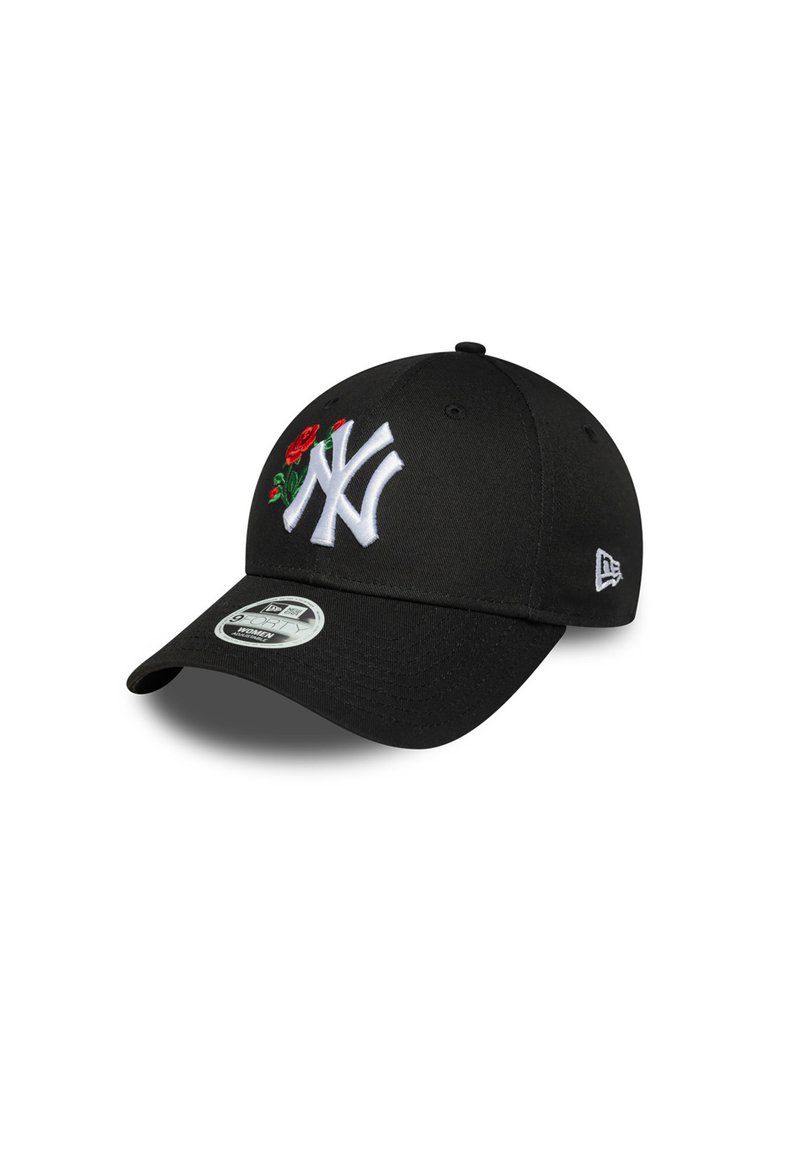 Gorra negra de tela con visera curva, presenta un logo bordado en blanco de "NY" y un diseño de rosa roja. Correa ajustable en la parte posterior.