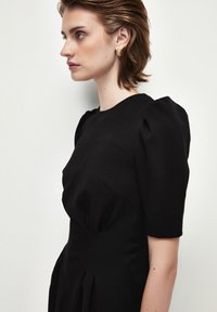 adL RUFFLED SLEEVE  - Denní šaty - black