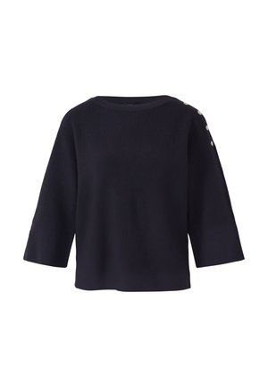 Maglione a coste navy con scollo a barca, ampie maniche a tre quarti e bottoni decorativi lungo la cucitura della spalla sinistra.