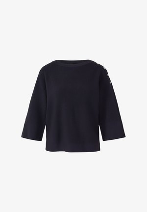 Maglione a coste navy con scollo a barca, ampie maniche a tre quarti e bottoni decorativi lungo la cucitura della spalla sinistra.