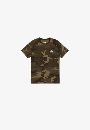 Camo t-skjorte i olivengrønn, brun og svart, kortermet, rund hals, har en liten hvit logo på brystet. Mykt bomullsmateriale.