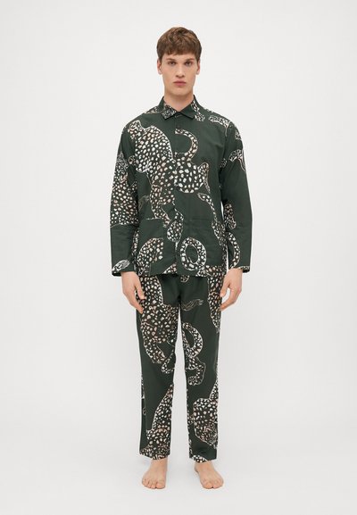 Ensemble de pyjama vert avec un imprimé animalier contrastant en blanc et rose. Haut à manches longues et pantalon ample, en tissu lisse, avec un col.