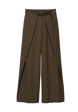 Pantalon marron à jambes larges avec un panneau enveloppant à l’avant et une ceinture à double boucle à la taille.