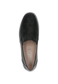 Zwarte instapschoen met een gestructureerd slangenprintpatroon, voorzien van een ronde neus en een lichte binnenkant. Subtiele branding zichtbaar op de binnenzool.