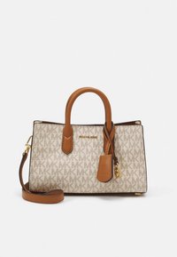 Sac à main beige et marron Michael Kors avec imprimé logo intégral, deux poignées, bandouli ère amovible et détails en métal doré.