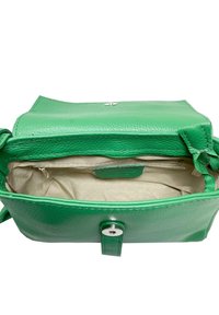 Sac à main en cuir vert avec une finition texturée, doté d'une fermeture à rabat, de quincaillerie en argent et d'une doublure intérieure en tissu beige.