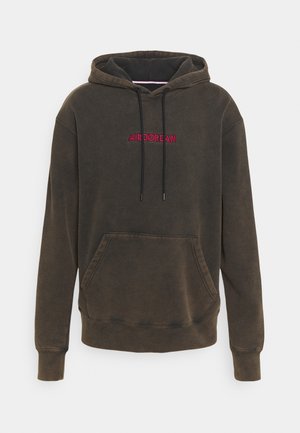 Olijfgroene hoodie met een voorzak, verstelbare zwarte trekkoorden en "AIR JORDAN" in het roze geborduurd over de borst.