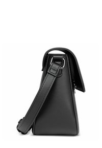 Borsa a tracolla in pelle nera dalla forma triangolare, con superficie liscia, tracolla regolabile e dettagli in metallo argentato. Vista laterale, pattina parzialmente aperta.