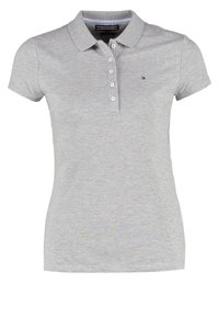 Ljusgrå pikétröja i bomull med korta ärmar, en krage, knäppning med tre knappar och en liten broderad logotyp på bröstet.