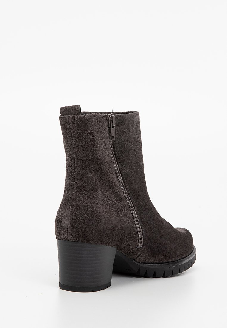 Schwarze Wildleder-Ankle Boots mit runder Zehenpartie, Reißverschlussdetail und strukturiertem Gummisohle. Sie verfügen über einen mittelhohen Blockabsatz für zusätzlichen Halt.