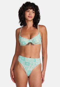 Dwuczęściowy zestaw bikini z miętowym tłem oraz botanicznymi i geometrycznymi wzorami. Góra posiada miękkie miseczki i cienkie ramiączka.