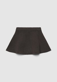 Gonna svasata marrone scuro realizzata in tessuto morbido, con una vita alta e una superficie liscia, dal design pulito e senza decorazioni.