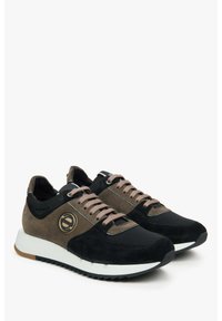 Czarne i brązowe zamszowe sneakersy z siateczkowymi akcentami, zaokrąglony czubek, kontrastowe nici, detal z logo oraz biała gumowa podeszwa.
