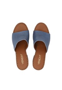 Blauwe leren slippers met een soepele bovenkant, een bruine binnenzool en contrasterende stikdetails. Merknamen "Venezia" is in de binnenzool gedrukt.