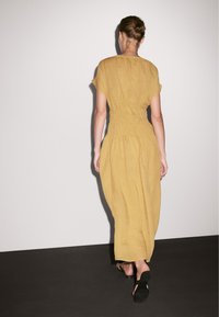 Massimo Dutti FLARED MIDI WITH EMBROIDERED DETAIL - Jurk - mustard yellow