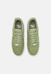 Nike Air sportcipők világoszöld színben, pöttyös textúrával, hálós felsőrésszel és hozzáillő fűzőkkel. A nyelvén logo található, valamint gumitalpa van.