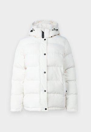 Witte pufferjack met een capuchon, met een gequilt ontwerp, zwarte drukknoopsluitingen en verstelbare trekkoorden. Glad oppervlak, geen patronen.