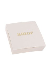 Caja de regalo cuadrada de color crema con una textura suave; presenta la palabra "amor" en elegante lettering dorado en la tapa.
