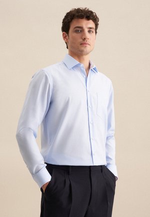Lichtblauwe lange mouwen shirt met knoopsluiting, een borstzak en een klassieke kraag. Glad materiaal en een getailleerde pasvorm, gecombineerd met donkere broeken.