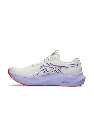 Chaussure de course blanche et violette avec une semelle épaisse, semelle extérieure rouge, logo Asics sur le côté et texte « Système de Guidage 3D » sur la semelle intermédiaire.