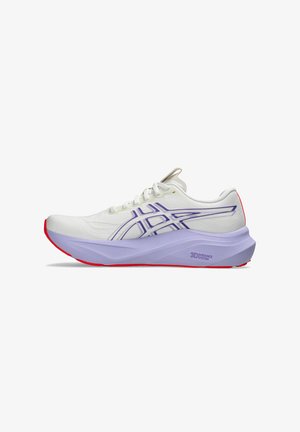 Sapatilha de corrida branca e roxa com sola grossa, sola vermelha, logo da Asics de lado e texto "Sistema de Orientação 3D" na entressola.