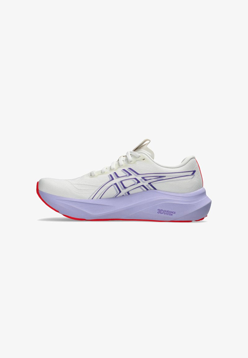 Hvid og lilla løbesko med tykk sål, rød ydersål, Asics-logo på siden og "3D Guidance System" tekst på mellemsålen.