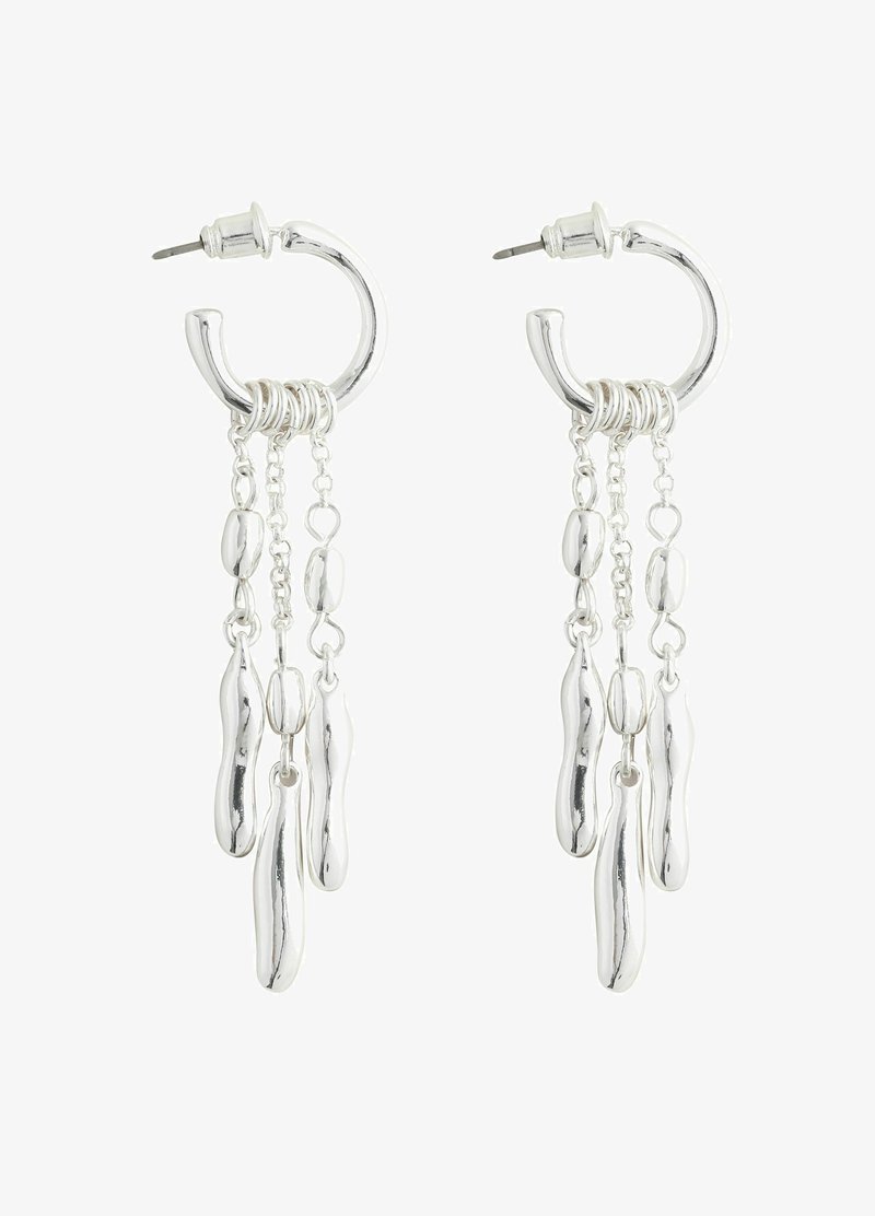 Stříbrné kruhové náušnice s prodlouženými, kapkovitými závěsy různých délek, s leštěným povrchem a propojovacími řetízky.