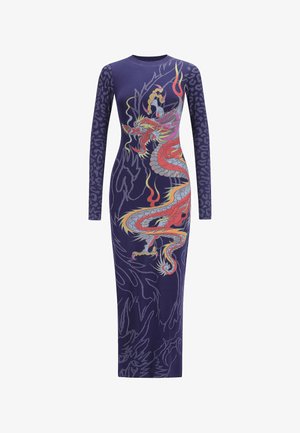 Abito lungo blu navy con maniche lunghe, che presenta una grafica di un drago colorato, squame argentate e accenti di fiamma. Tessuto liscio e elasticizzato.