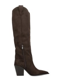 Bota alta de ante marrón hasta la rodilla con punta afilada, un eje texturizado y cremallera lateral. Presenta un tacón ancho y costuras decorativas.