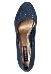 Chaussure plate en daim bleu marine avec de petits strass sur le bout, semelle intérieure métallique dorée et étiquette de marque "even&odd".