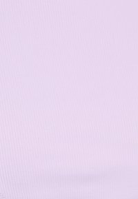 Tecido em lavanda claro com nervuras e uma textura suave, apresentando padrões verticais. O material parece macio e elástico, adequado para roupas justas.
