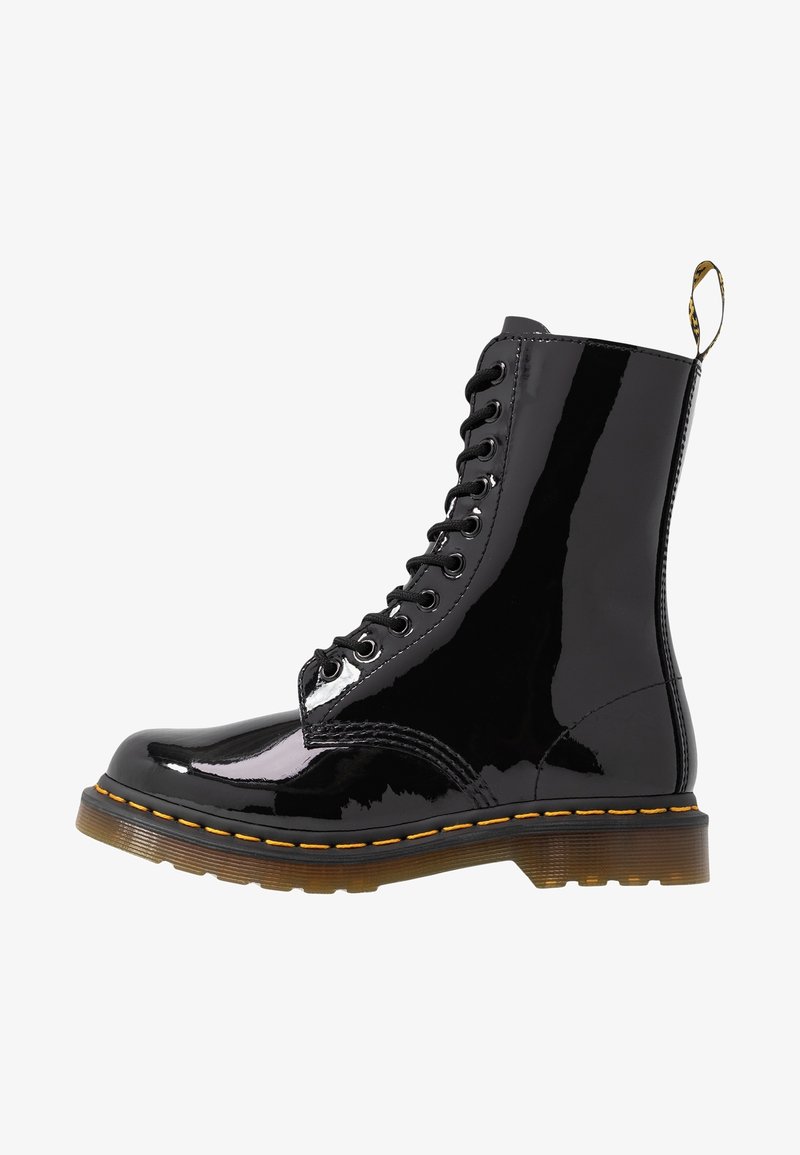 Botte à lacets en cuir verni noir avec semelle rainurée et couture jaune, dotée d'une languette à l'arrière pour un enfilage facile.