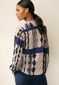 Next V-NECK CUFF - Blůza - navy blue geo print