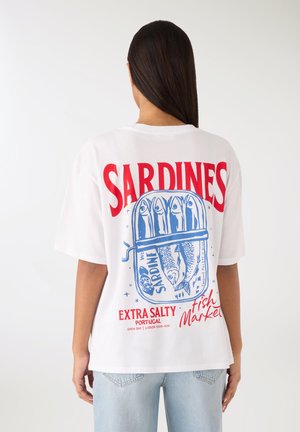 T-shirt bianca in cotone con stampa grafica di sardine in blu e rosso con testo "SARDINES", "EXTRA SALTY" e "fish Market".
