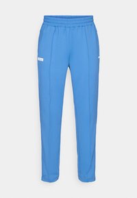 Blå atletiske joggers med elastisk talje, glat stof, to sidelommer og et lille hvidt logo på venstre lår.