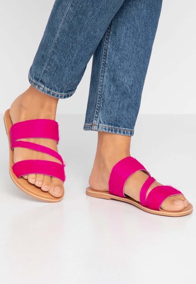 WIDE FIT ASYMMETRIC TRIPLE STRAP  - Mules - pink